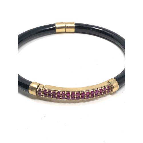 170 - 9ct gold framed ruby & onyx bangle (20.7g)