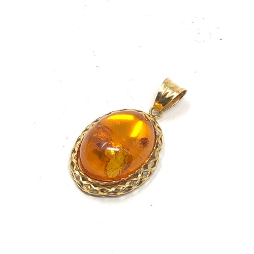 105 - 18ct gold amber pendant measures approx 3.5cm drop weight 3.7g