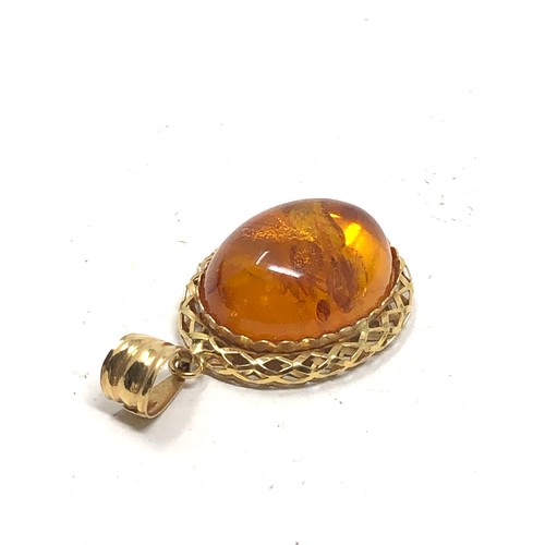 105 - 18ct gold amber pendant measures approx 3.5cm drop weight 3.7g