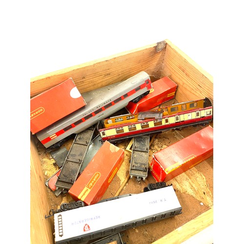 294 - Selection of train and carriages to include Hornby railways etc