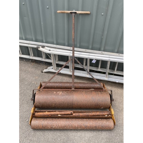 101H - Antique garden roller