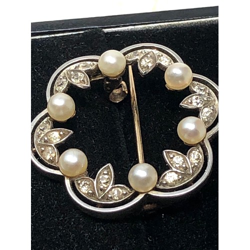 52 - Antique white & yellow gold diamond & pearl brooch measures approx 2.5cm dia weight 3.8g