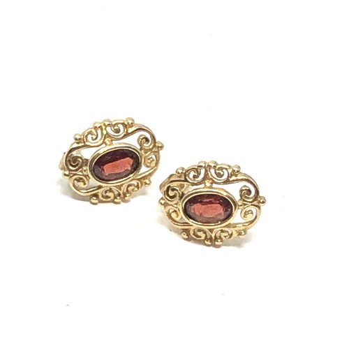 60 - 9ct gold garnet earrings weight 1.4g