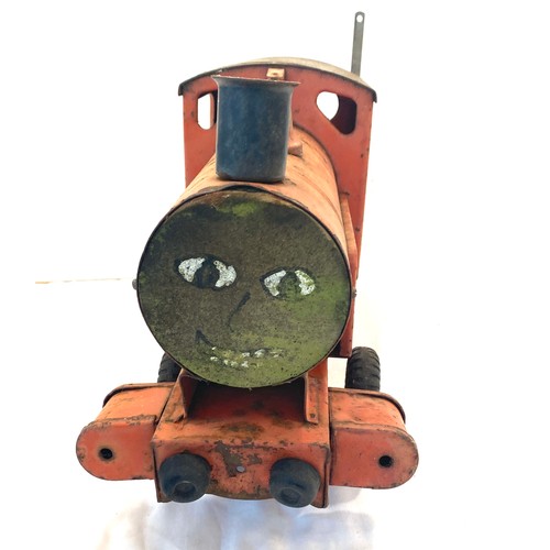 64 - Triang Puff Puff tin plate train locomotive. With original rubber wheels( one missing), worn conditi... 