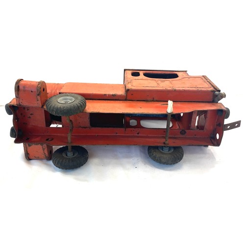 64 - Triang Puff Puff tin plate train locomotive. With original rubber wheels( one missing), worn conditi... 