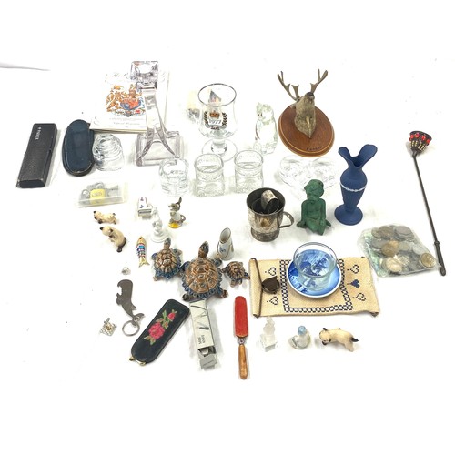17 - Selection of collectable items includes Wade turtles, Glass cat, coins, bank notes etc