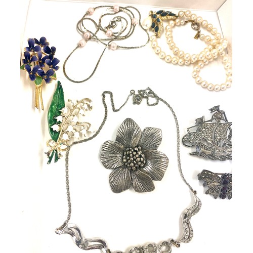 599 - Selection vintage and later costume jewellery to include a silver marcasite brooch, miracle brooch e... 