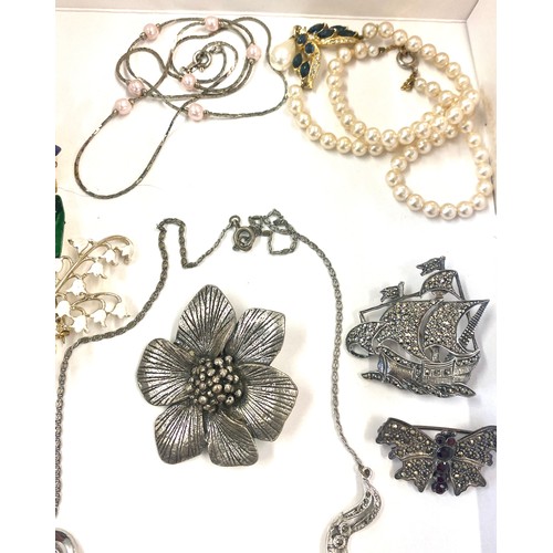 599 - Selection vintage and later costume jewellery to include a silver marcasite brooch, miracle brooch e... 