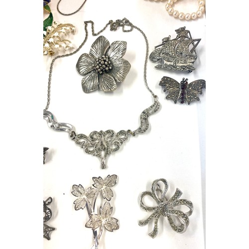 599 - Selection vintage and later costume jewellery to include a silver marcasite brooch, miracle brooch e... 