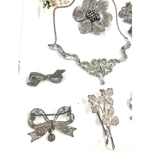 599 - Selection vintage and later costume jewellery to include a silver marcasite brooch, miracle brooch e... 