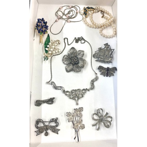 599 - Selection vintage and later costume jewellery to include a silver marcasite brooch, miracle brooch e... 