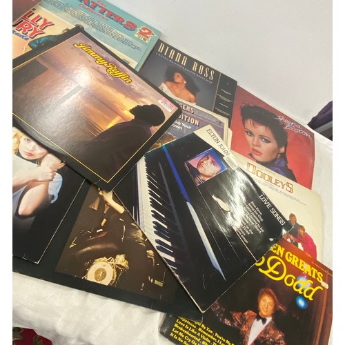 176 - Selection of assorted vinyl records to include Sheena Easton,The Dooleys, Quatro etc