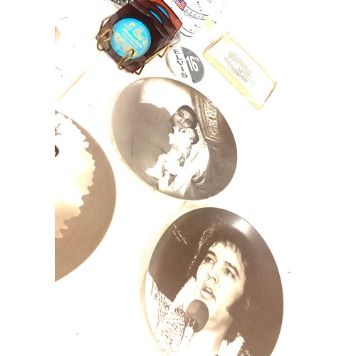 319 - Selection of Elvis Presley miscellaneous to include wall hanging plates, lamp, badges etc