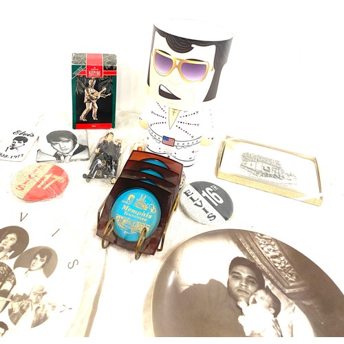 319 - Selection of Elvis Presley miscellaneous to include wall hanging plates, lamp, badges etc