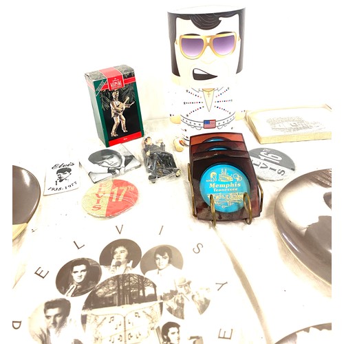 319 - Selection of Elvis Presley miscellaneous to include wall hanging plates, lamp, badges etc