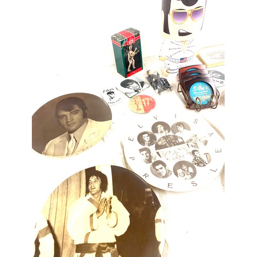 319 - Selection of Elvis Presley miscellaneous to include wall hanging plates, lamp, badges etc