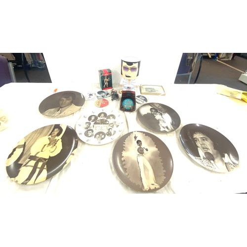 319 - Selection of Elvis Presley miscellaneous to include wall hanging plates, lamp, badges etc