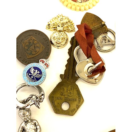 509 - Tray of collectables to include an RAC key, 1902 commemorative pieces, badges etc