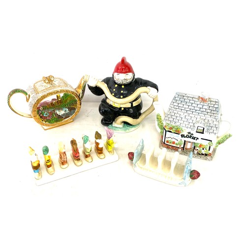 90 - Selection of novelty teapots to include Sadler,  Western house and J Luber, Walt Disney toast rack, ... 