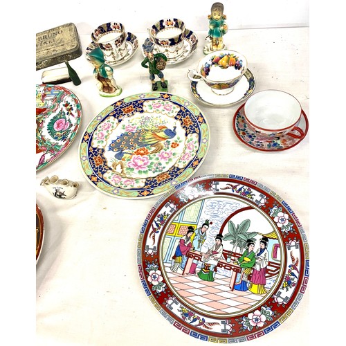 215 - Selection of collectable pottery pieces to include oriental plates etc