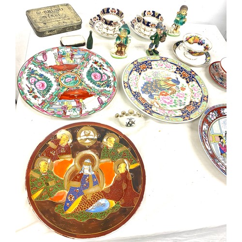 215 - Selection of collectable pottery pieces to include oriental plates etc