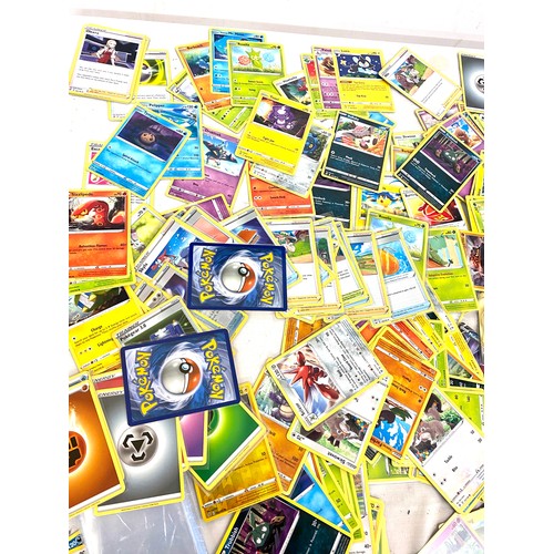 98 - Selection 2020 Pokemon cards to include some earlier cards