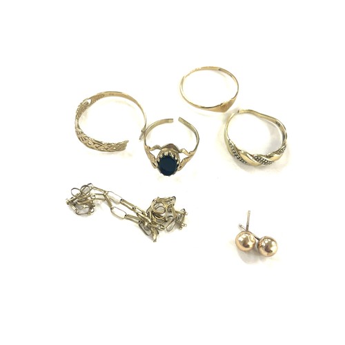 441 - Selection of 9ct Gold jewellery includes 4 rings (all damaged) earrings and a bracelet, all hall mar... 