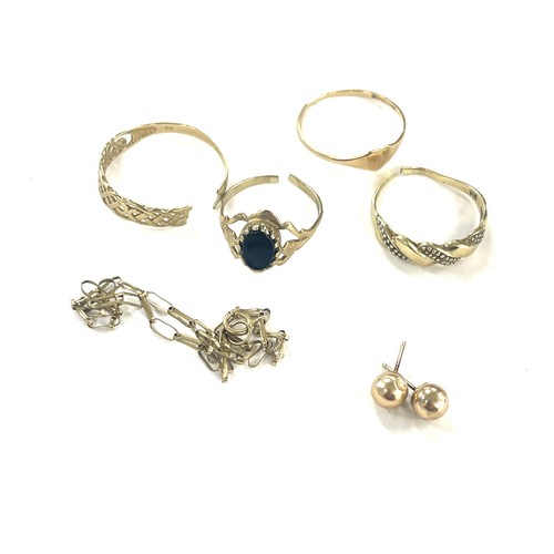 441 - Selection of 9ct Gold jewellery includes 4 rings (all damaged) earrings and a bracelet, all hall mar... 