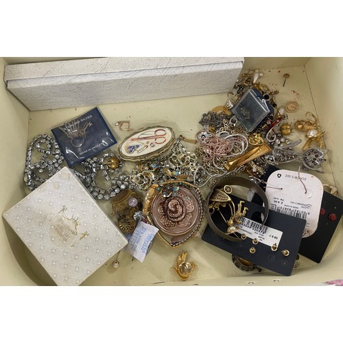 141 - Large selection of assorted costume jewellery includes brooch, chains etc