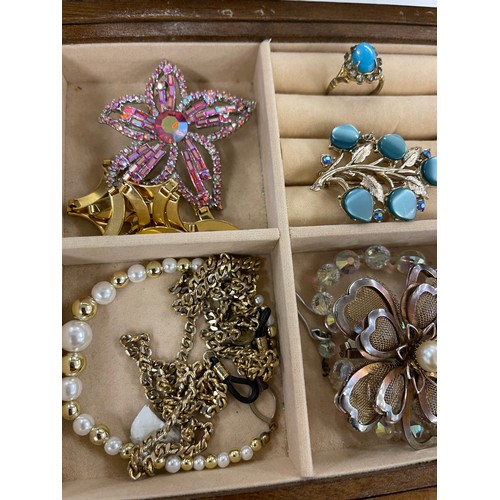 400 - Selection of vintage and later brooches