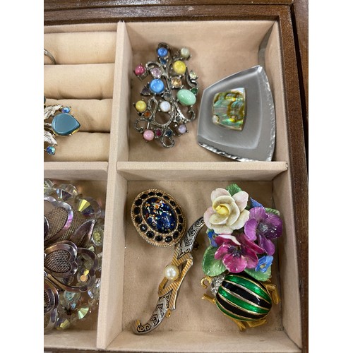 400 - Selection of vintage and later brooches