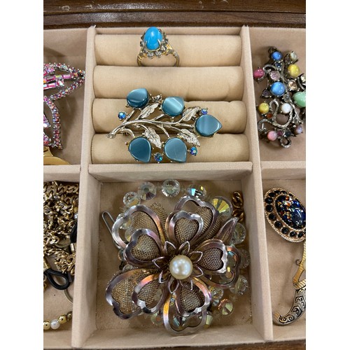 400 - Selection of vintage and later brooches