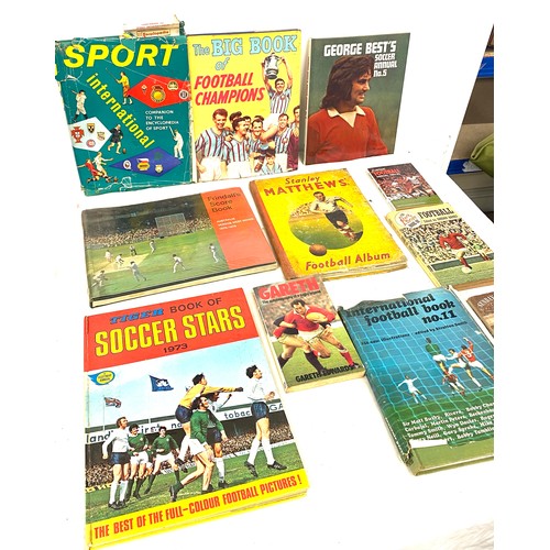 315 - Large selection of vintage and later assorted football books to include Soccer Stars, All Stars etc