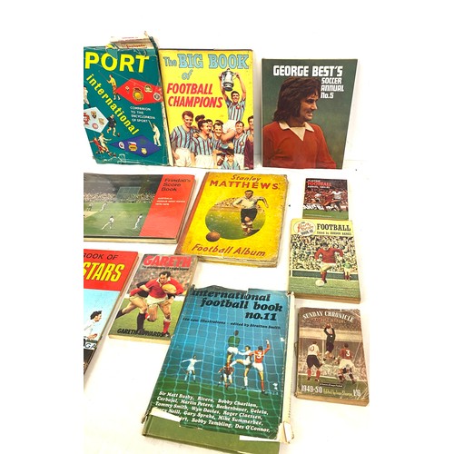 315 - Large selection of vintage and later assorted football books to include Soccer Stars, All Stars etc