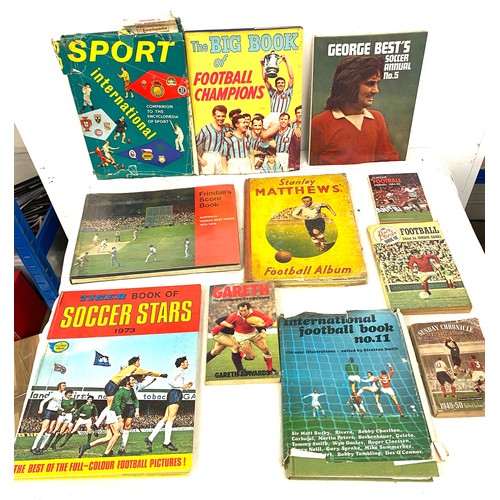 315 - Large selection of vintage and later assorted football books to include Soccer Stars, All Stars etc