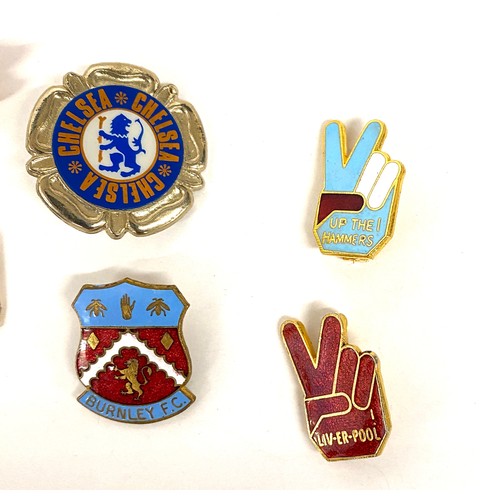 427 - Selection of vintage Chelsea, QPR,West Ham, Liverpool football sports pin badges