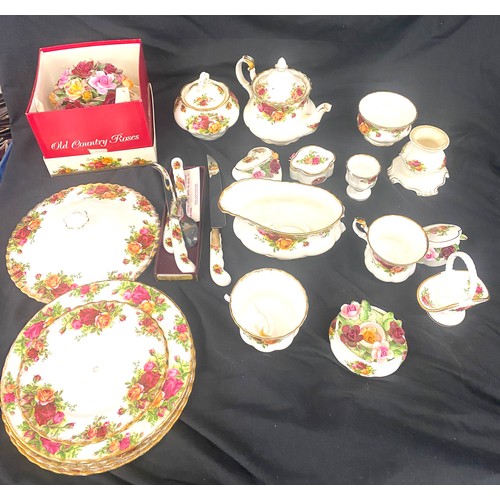 266 - 22 pieces of Royal Albert Country Rose to include tea pot, gravy boat, plates etc 
Some pieces have ... 