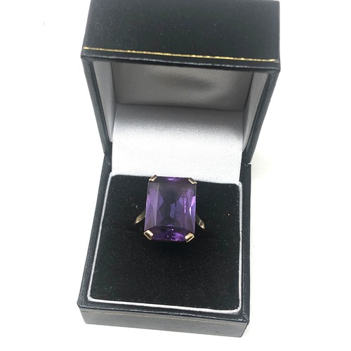 320 - 9ct Gold Synthetic Colour Changing Sapphire Dress Ring (7.2g)