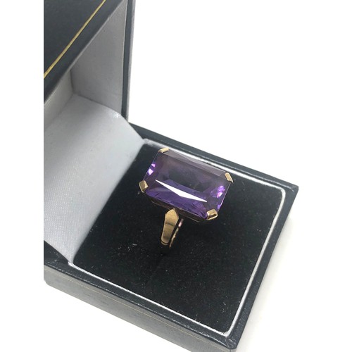 320 - 9ct Gold Synthetic Colour Changing Sapphire Dress Ring (7.2g)