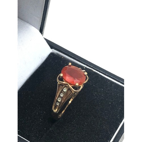 310 - 9ct Gold Synthetic Spinel Sided Fire Opal Ring (3g)