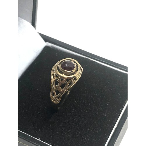 158 - 9ct Gold Vintage Garnet Openwork Shoulders Dress Ring (1.7g)