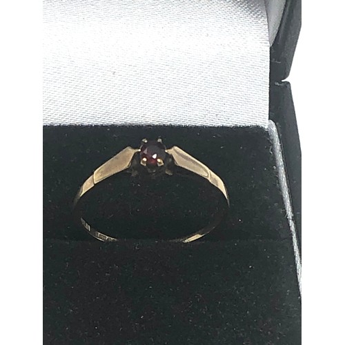 189 - 9ct Gold Vintage Garnet Solitaire Cathedral Setting Ring (1g)