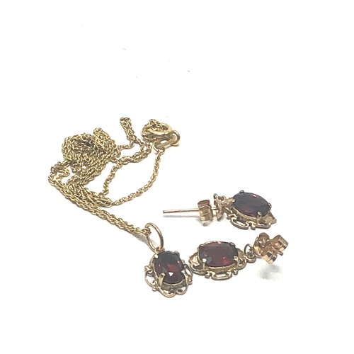 182 - 2 X 9ct Gold Garnet Pendant Necklace & Drop Earrings Set (2.9g)