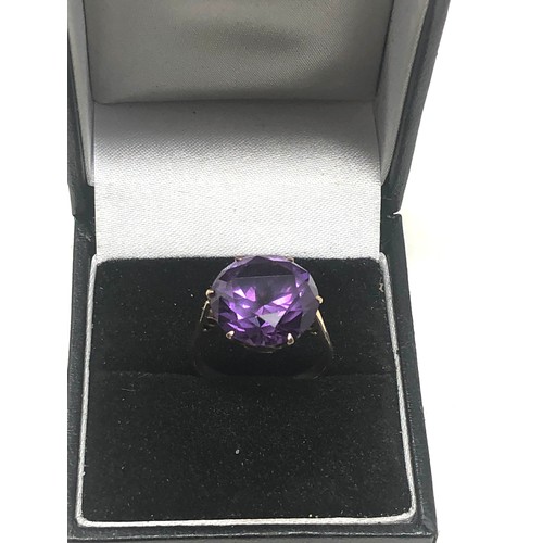 301 - 9ct Rose Gold Synthetic Colour Changing Sapphire Ring (5g)