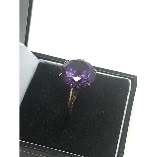 301 - 9ct Rose Gold Synthetic Colour Changing Sapphire Ring (5g)