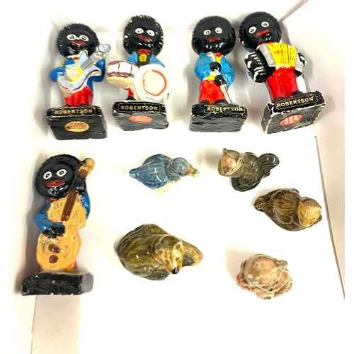 107 - 5 Vintage Robinsons figures and a selection of wade whimseys