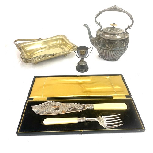 121 - Selection of metal ware includes Silver rimmed serving set etc