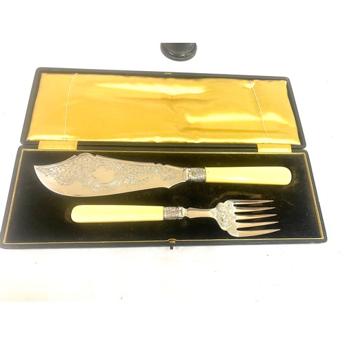 121 - Selection of metal ware includes Silver rimmed serving set etc