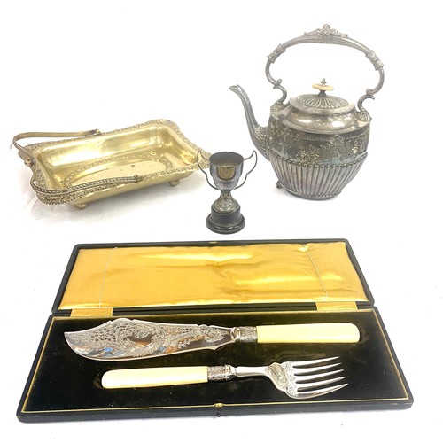121 - Selection of metal ware includes Silver rimmed serving set etc