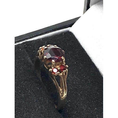 65 - 9ct gold garnet ring weight 2.4g